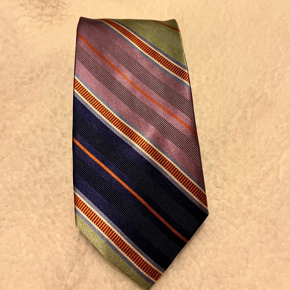 Mens silk tie, with multiple colors.
